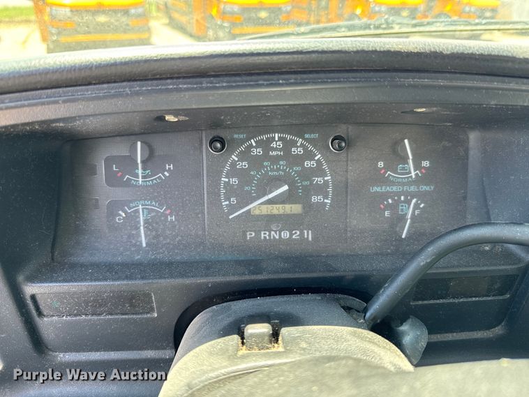 image for item ND9325 1993 Ford E150 van