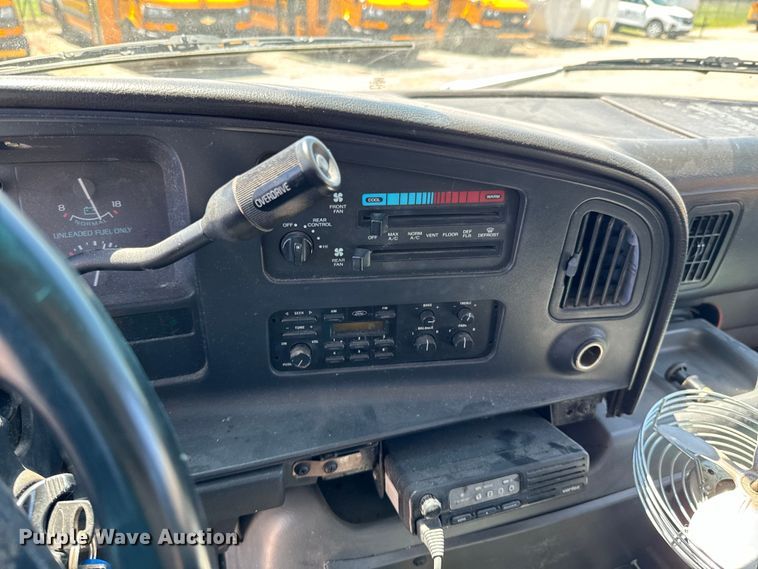 image for item ND9325 1993 Ford E150 van