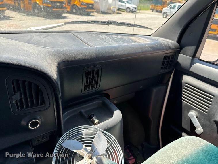 image for item ND9325 1993 Ford E150 van