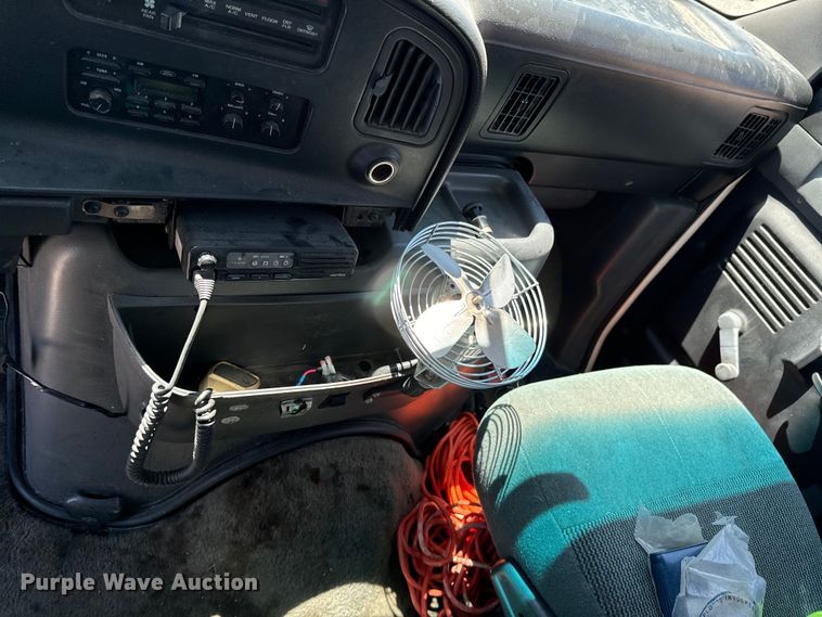 image for item ND9325 1993 Ford E150 van