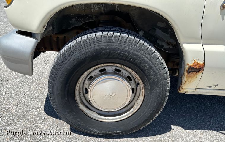 image for item ND9325 1993 Ford E150 van
