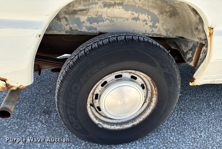 image for item ND9325 1993 Ford E150 van