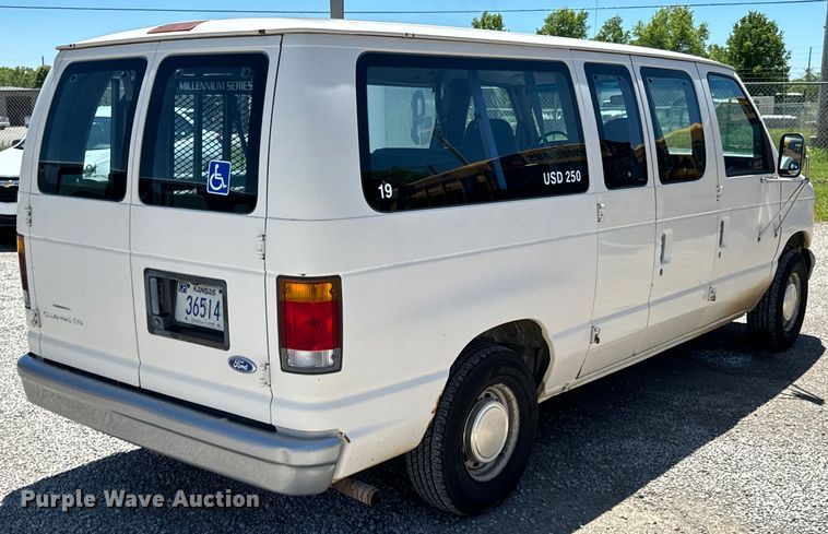 image for item ND9328 1994 Ford E150 van