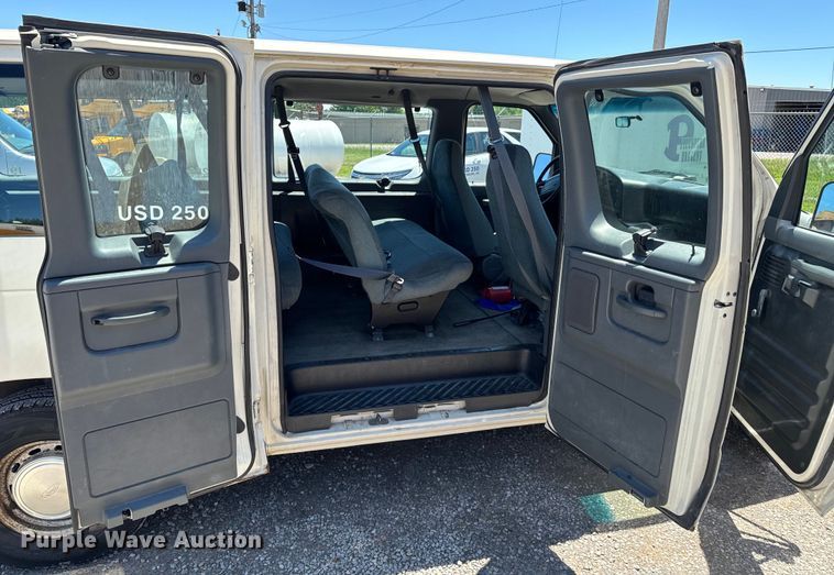 image for item ND9328 1994 Ford E150 van