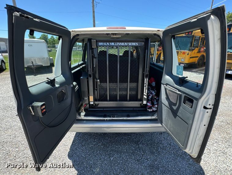 image for item ND9328 1994 Ford E150 van