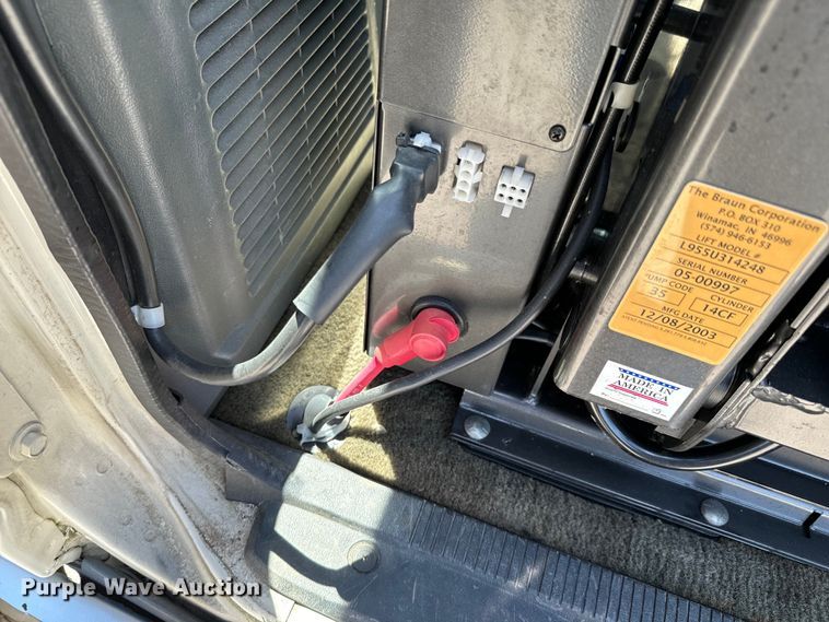 image for item ND9328 1994 Ford E150 van