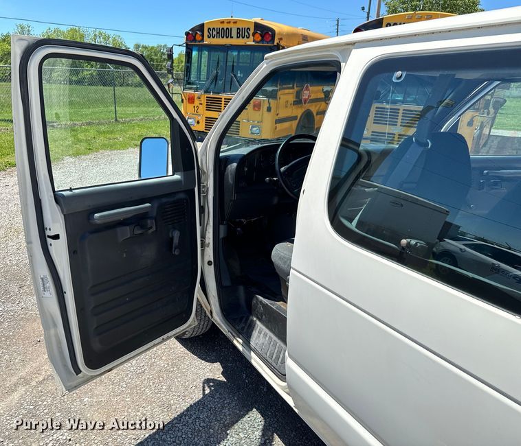 image for item ND9328 1994 Ford E150 van