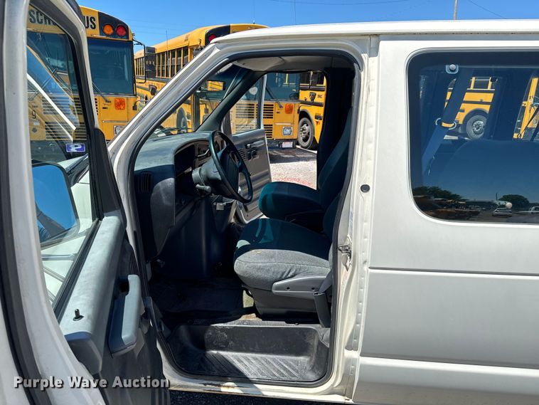 image for item ND9328 1994 Ford E150 van
