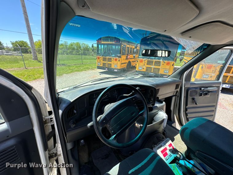 image for item ND9328 1994 Ford E150 van