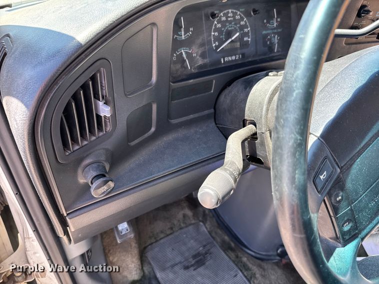 image for item ND9328 1994 Ford E150 van