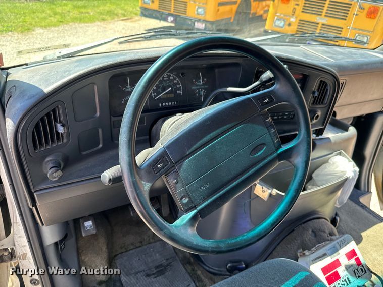 image for item ND9328 1994 Ford E150 van