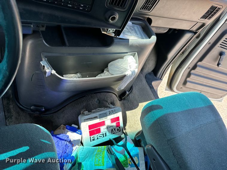 image for item ND9328 1994 Ford E150 van