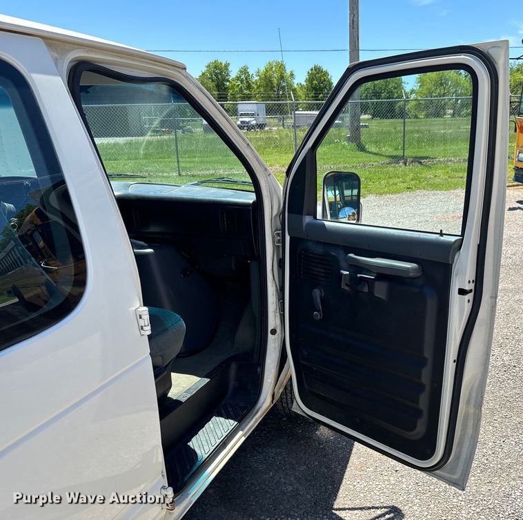 image for item ND9328 1994 Ford E150 van
