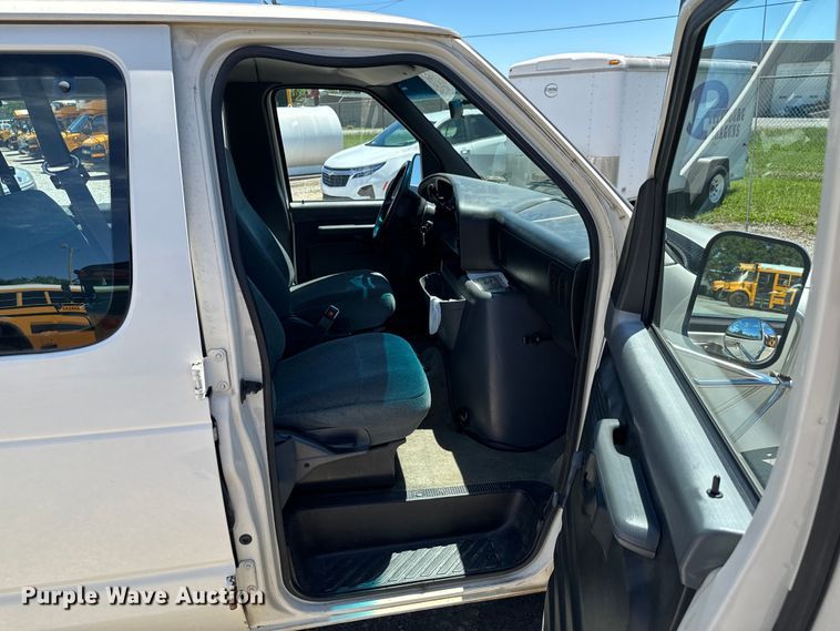 image for item ND9328 1994 Ford E150 van