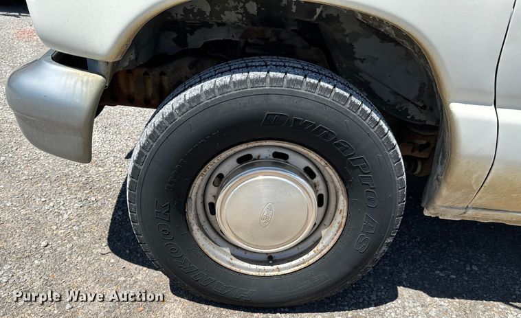 image for item ND9328 1994 Ford E150 van