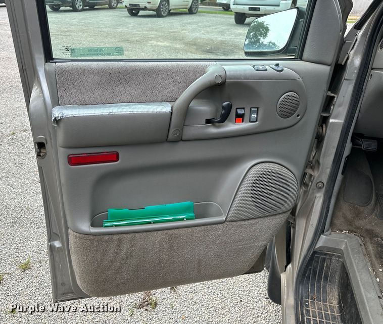 image for item NR9885 2002 Chevrolet  Astro  prisoner transport van