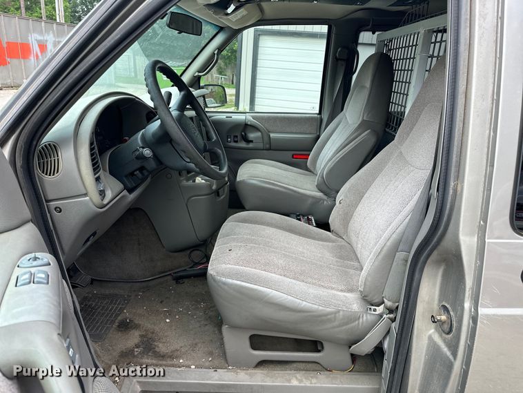 image for item NR9885 2002 Chevrolet  Astro  prisoner transport van