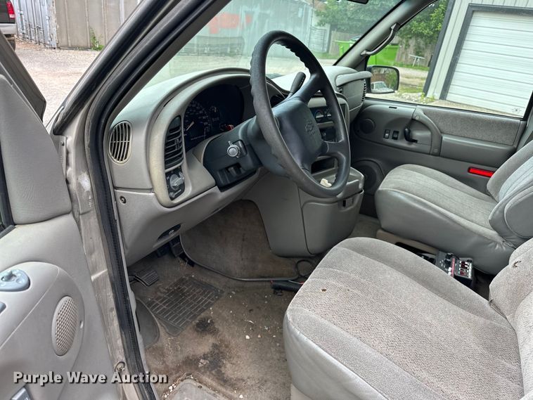 image for item NR9885 2002 Chevrolet  Astro  prisoner transport van