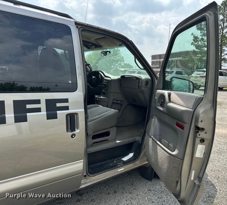 image for item NR9885 2002 Chevrolet  Astro  prisoner transport van