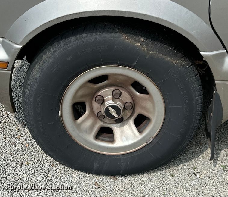 image for item NR9885 2002 Chevrolet  Astro  prisoner transport van