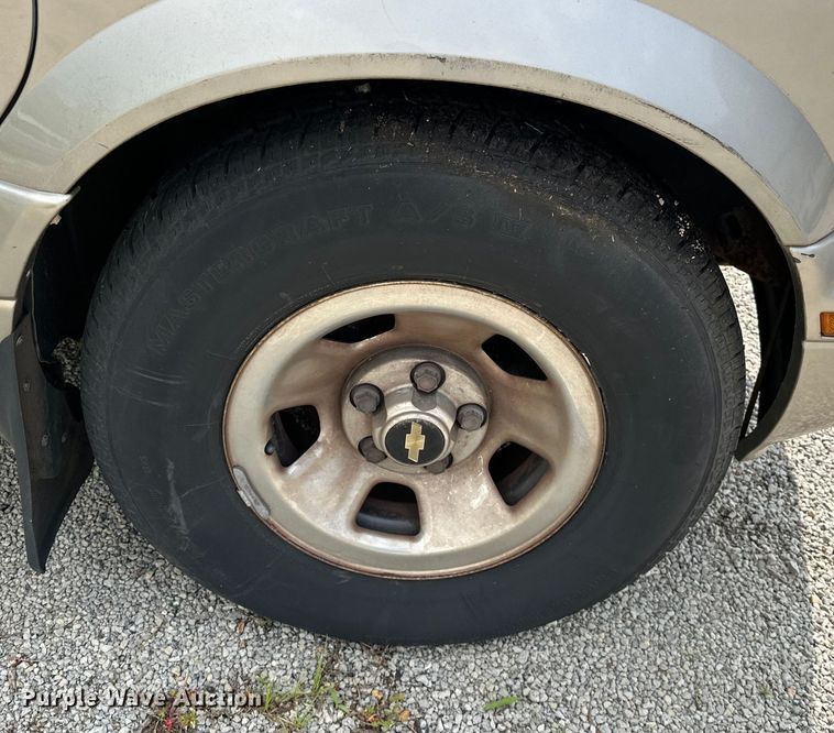 image for item NR9885 2002 Chevrolet  Astro  prisoner transport van