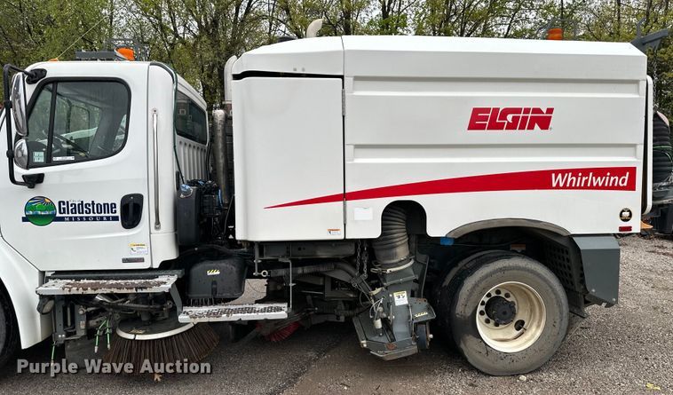 image for item NT9167 2015 Freightliner  M2 street sweeper truck