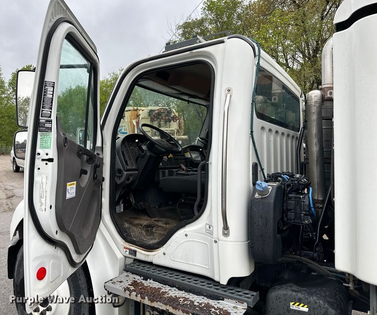 image for item NT9167 2015 Freightliner  M2 street sweeper truck