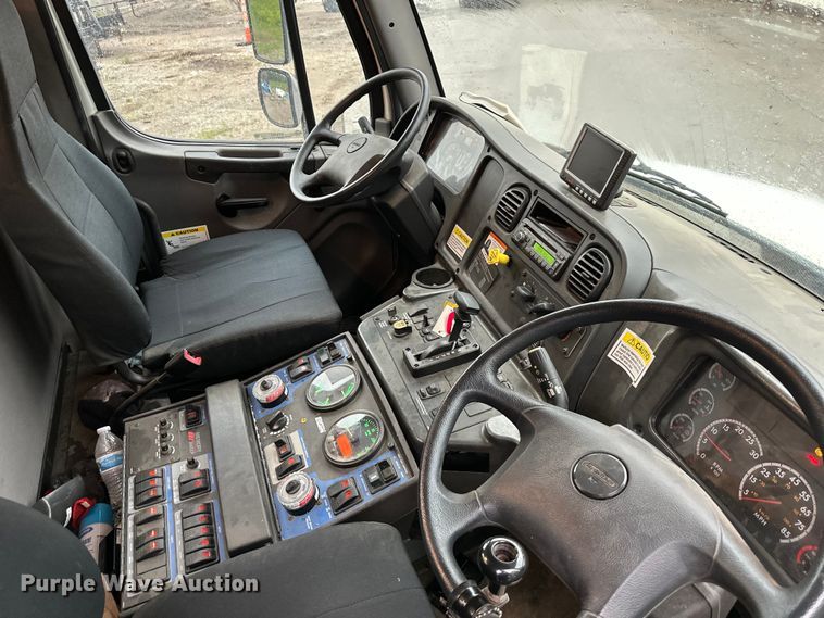 image for item NT9167 2015 Freightliner  M2 street sweeper truck