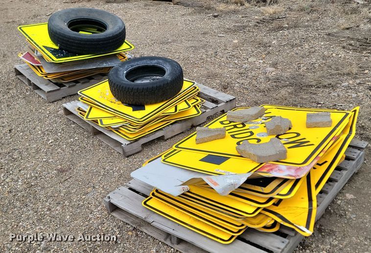 image for item NZ9799 Approximately 75 traffic signs