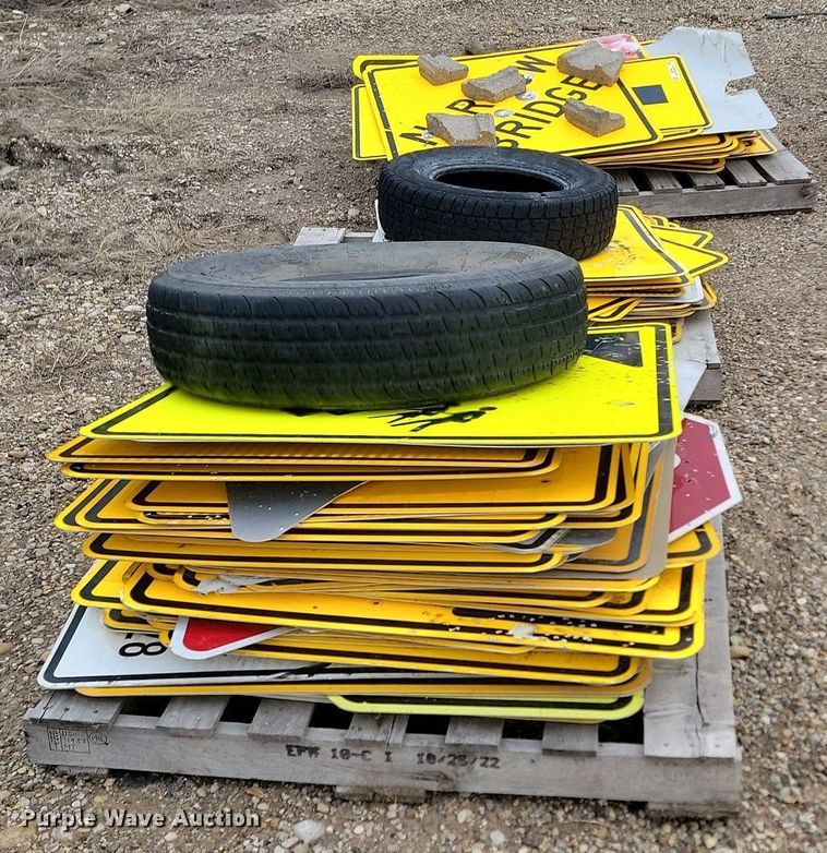 image for item NZ9799 Approximately 75 traffic signs