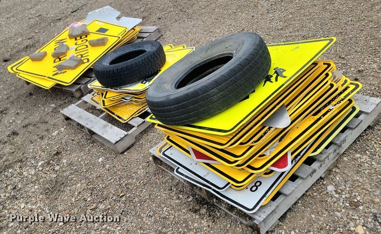 image for item NZ9799 Approximately 75 traffic signs