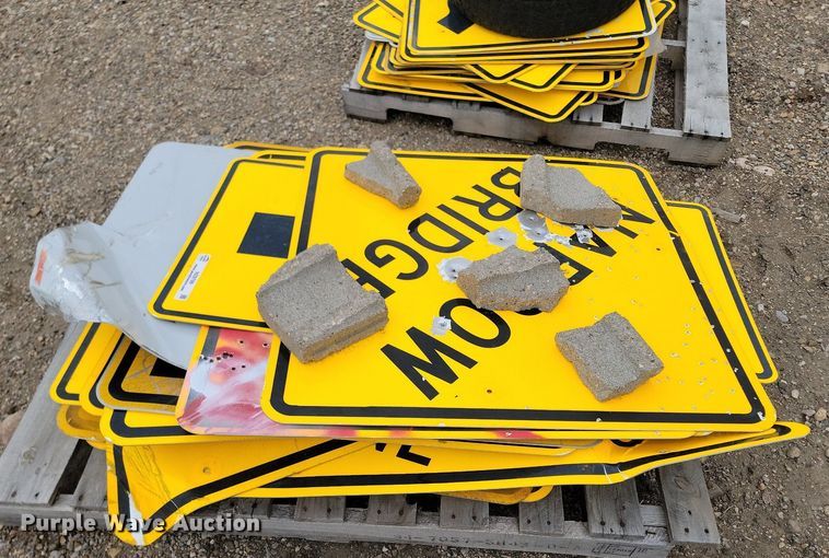 image for item NZ9799 Approximately 75 traffic signs