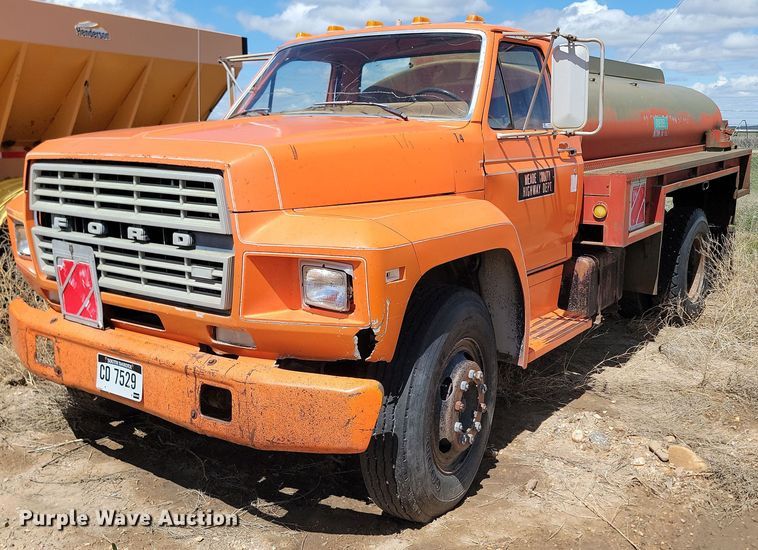 image for item NZ9809 1980 Ford  F700 fuel truck