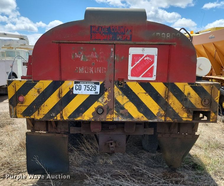 image for item NZ9809 1980 Ford  F700 fuel truck