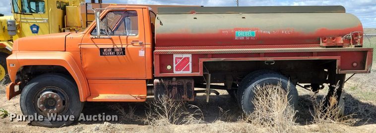 image for item NZ9809 1980 Ford  F700 fuel truck