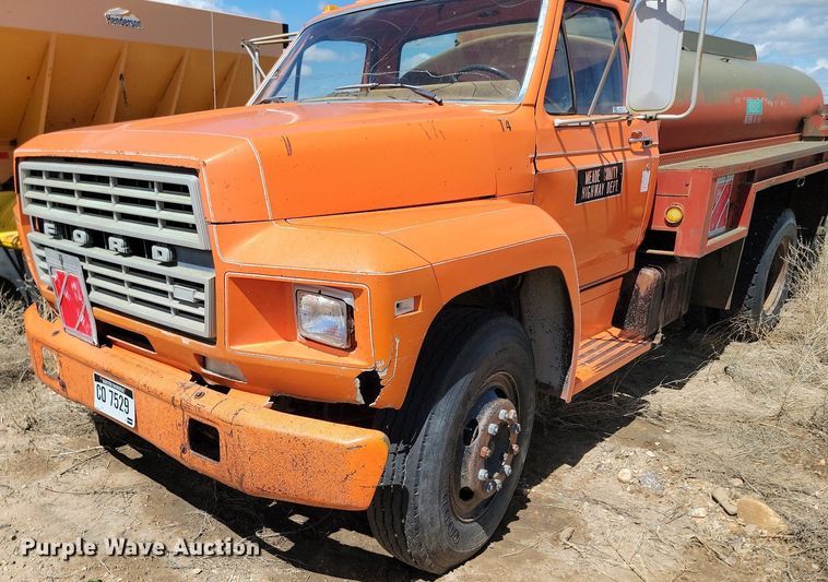 image for item NZ9809 1980 Ford  F700 fuel truck