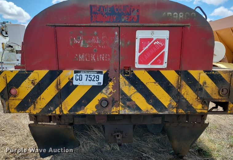 image for item NZ9809 1980 Ford  F700 fuel truck