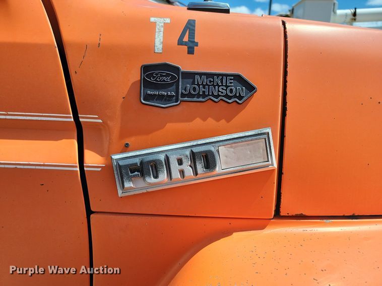 image for item NZ9809 1980 Ford  F700 fuel truck