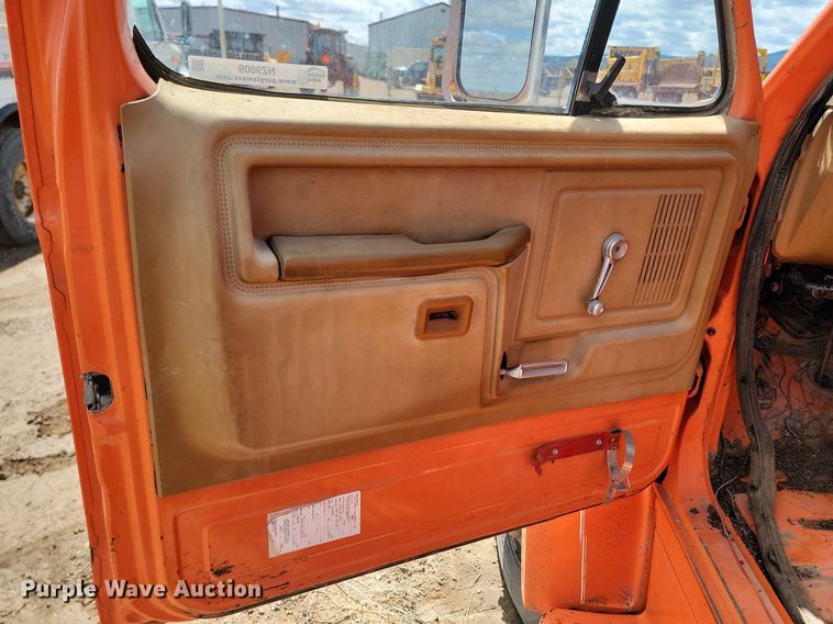 image for item NZ9809 1980 Ford  F700 fuel truck