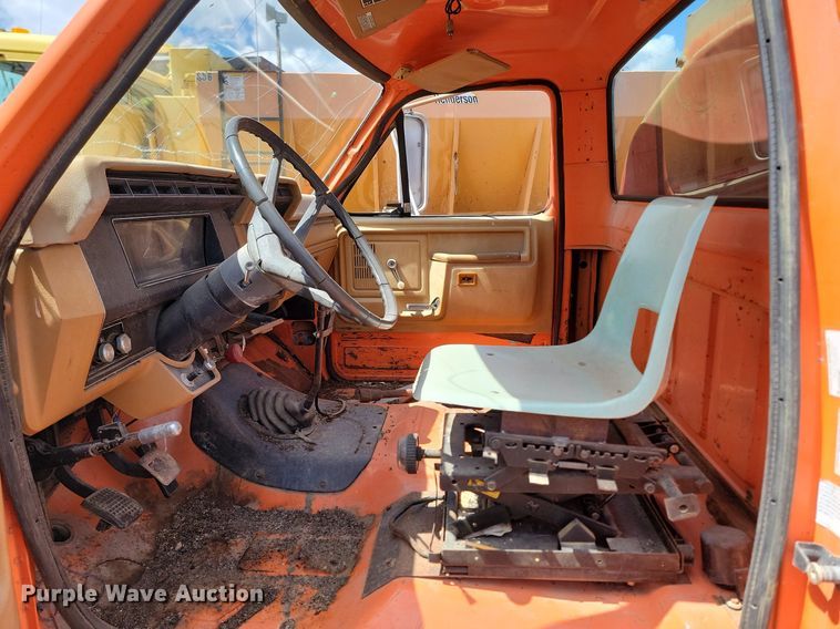 image for item NZ9809 1980 Ford  F700 fuel truck