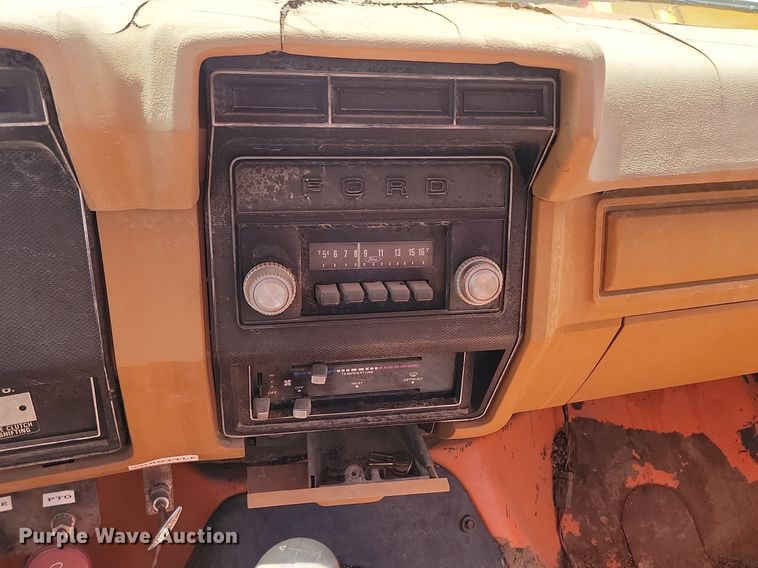 image for item NZ9809 1980 Ford  F700 fuel truck