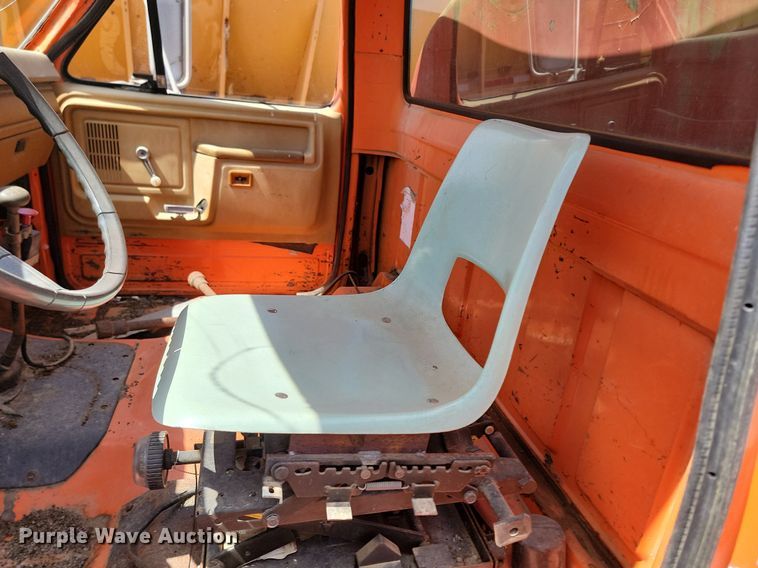 image for item NZ9809 1980 Ford  F700 fuel truck