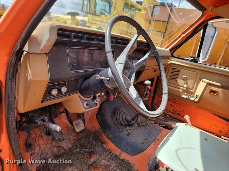 image for item NZ9809 1980 Ford  F700 fuel truck