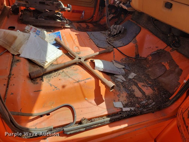 image for item NZ9809 1980 Ford  F700 fuel truck