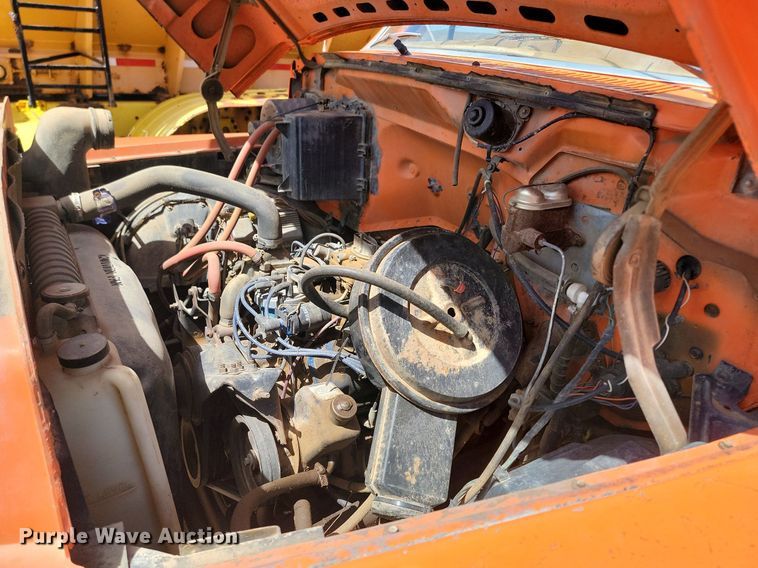 image for item NZ9809 1980 Ford  F700 fuel truck