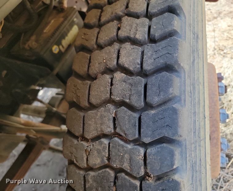 image for item NZ9809 1980 Ford  F700 fuel truck