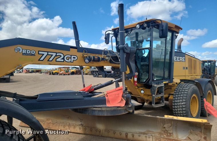 image for item NZ9810 2013 John Deere 772GP motor grader