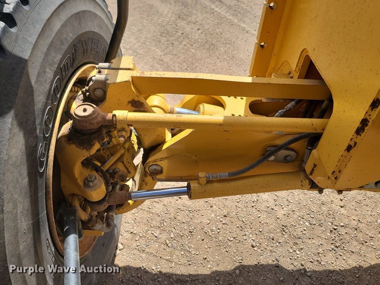 image for item NZ9810 2013 John Deere 772GP motor grader