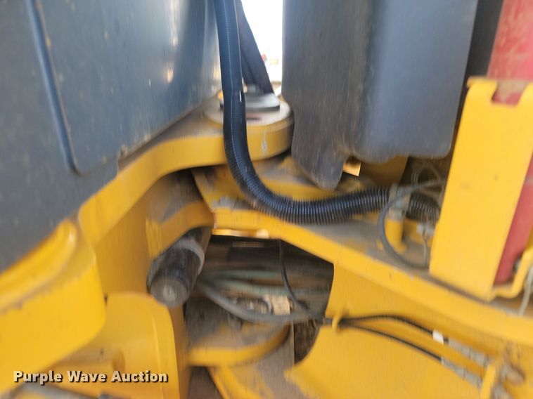 image for item NZ9810 2013 John Deere 772GP motor grader