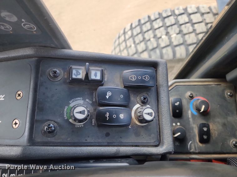 image for item NZ9810 2013 John Deere 772GP motor grader